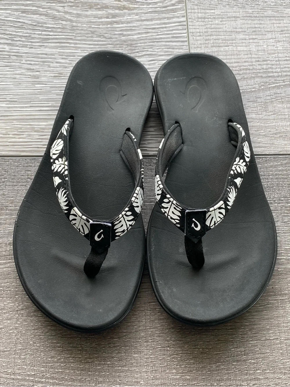 OluKai Ohanan Girls Black White Tropical Leaf Print Flip Flop Sandals Size 1.5